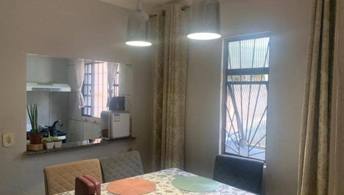 Casa com 2 quartos, 1 banheiro e 1 vaga de garagem
