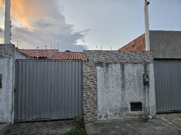 Casa com 2 quartos, varanda, área construída 60 m², terreno 125 m²