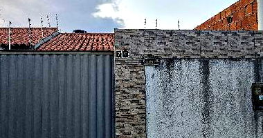 Casa com 2 quartos, varanda, área construída 60 m², terreno 125 m²