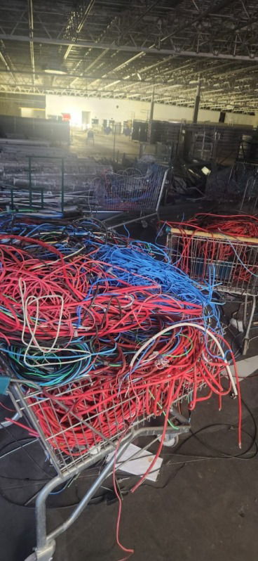 Lote 029 - Fios Elétricos e Luminárias em Leilão