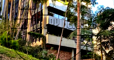 Apartamento com 399,84m² e Box de Estacionamento em Porto Alegre