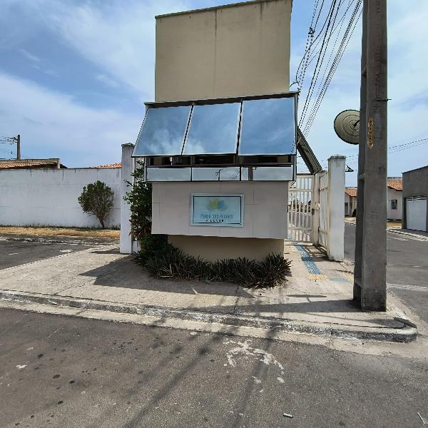 Casa com 2 quartos, banheiro, sala, cozinha e 1 vaga