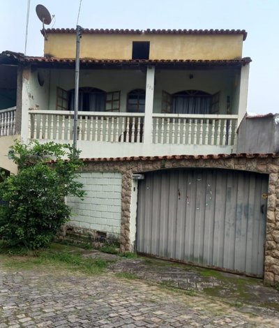 Casa em Dois Pavimentos com 3 Quartos e Varanda