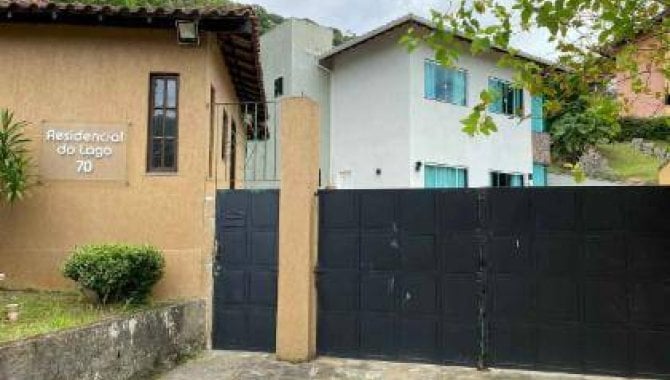 Casa em condomínio com 3 quartos, 2 banheiros e 1 vaga, desocupada