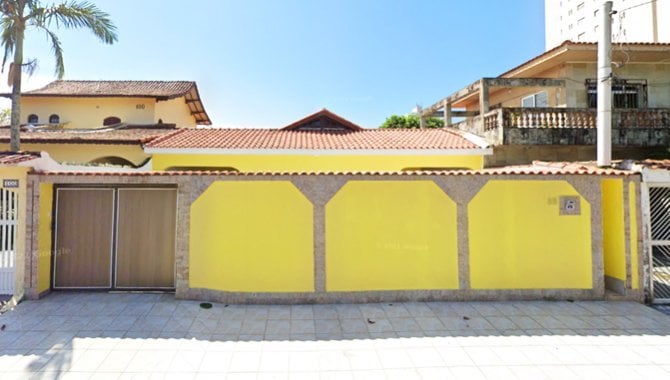 Casa com 220m², 3 quartos, 2 banheiros e garagem