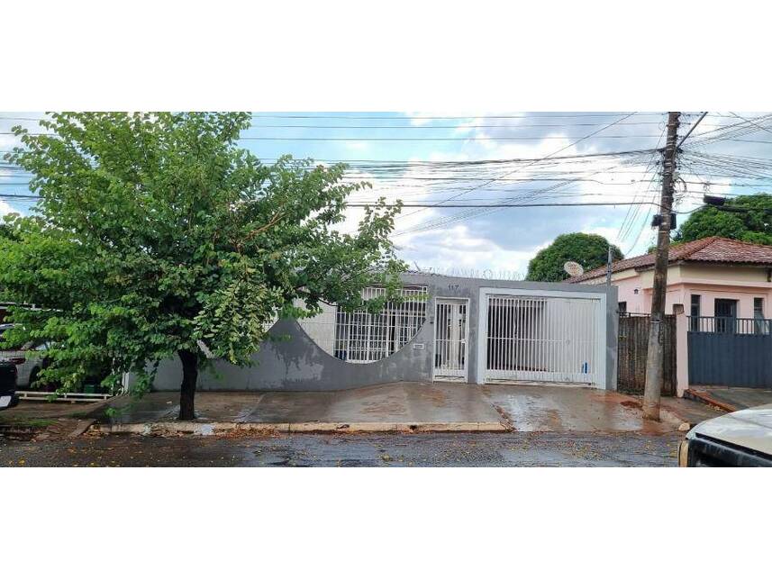 Casa padrão ocupada com 1 vaga e 211m² construída