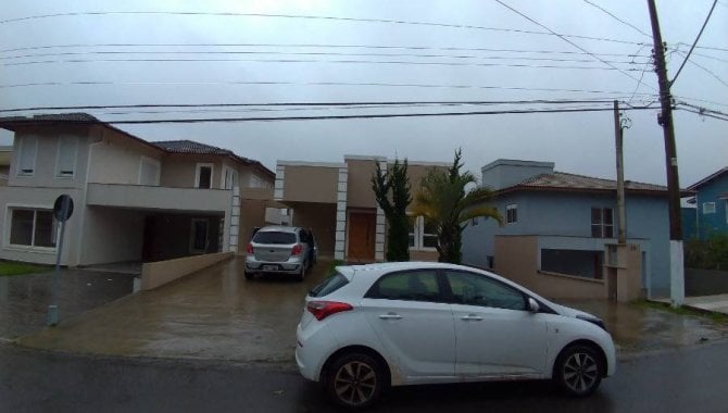 Casa em Condomínio com 3 quartos e 5 banheiros, 216 m², ocupada