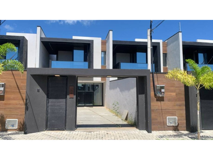 Casa desocupada com 144 m² em condomínio