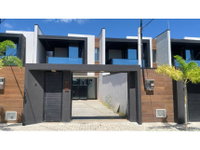 Casa desocupada com 144 m² em condomínio
