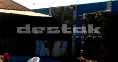 Casa com 2 quartos, 2 banheiros, área de lazer e piscina