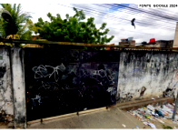 Terreno retangular murado com 526,35m², ocupado para garagens