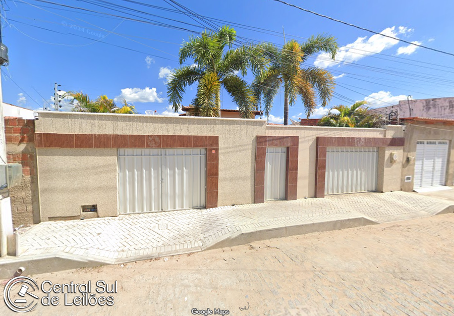 Casa com 263,05m² de área privativa, 443,86m² de terreno, desocupada