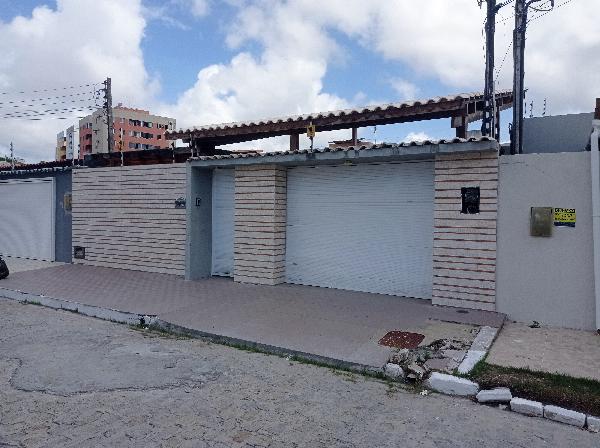 Casa com 3 quartos, 2 banheiros, varanda e área de serviço