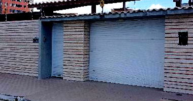 Casa com 3 quartos, 2 banheiros, varanda e área de serviço