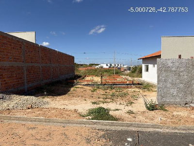 Terreno com Construção Inacabada em Teresina
