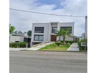 Casa com 607,58m² construídos, 641,71m² de terreno, ocupada