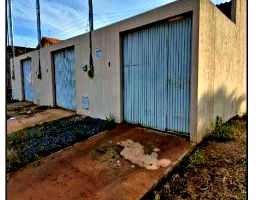 Casa com 2 quartos, varanda e vaga de garagem