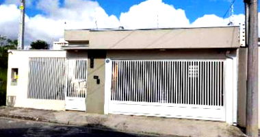 Casa 149m² com 3 quartos, 2 banheiros, vaga e área construída ampla - Ocupado