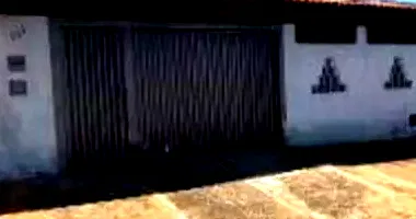 Casa padrão ocupada com 3 quartos, 2 banheiros e 2 vagas