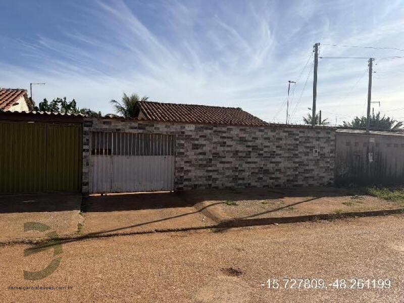 Casa com 2 Quartos em Condomínio com Área de Lazer
