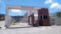Apartamento com 2 quartos, varanda e área de serviço em condomínio