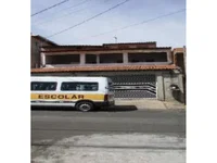 Casa ocupada com 492 m² construídos em leilão