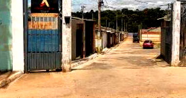 Casa com 2 quartos, varanda e vaga de garagem