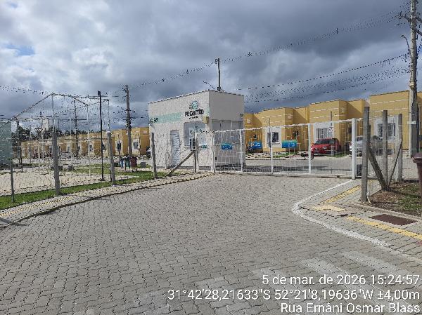 Casa com 2 quartos, 1 banheiro e área de serviço