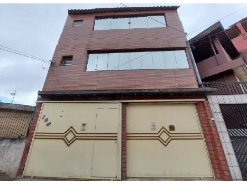 Casa ocupada, 3 pavimentos e 208 m² construídos