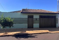Casa com Piscina e Terreno em Sertãozinho-SP