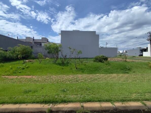 Terreno amplo com 332,5m² de área total, ideal para construção