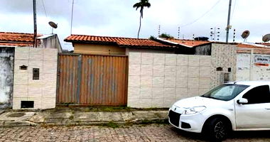 Casa padrão com 2 quartos, 1 banheiro, 1 vaga, ocupada