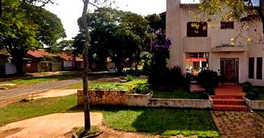 Casa residencial com 3 apartamentos, 1 quarto, 3 vagas, piscina e escritório