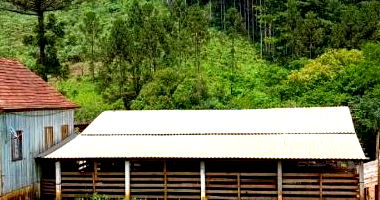 Terreno rural com casa e galpão, 100m² construídos, estado regular