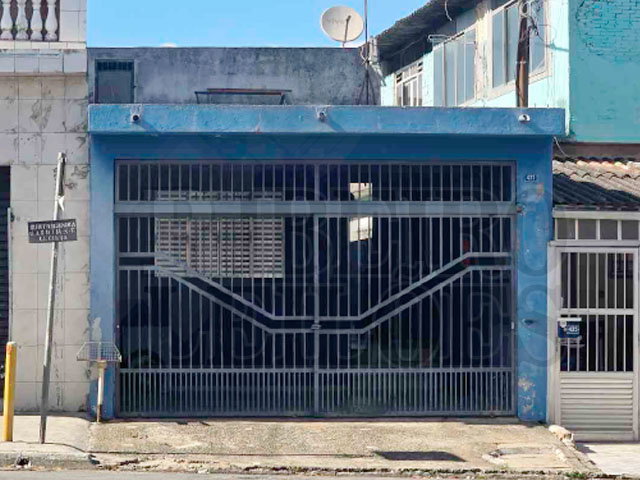 Casa térrea com 3 quartos, 1 banheiro e garagem para 2 veículos
