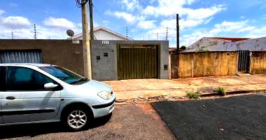 Casa com 3 quartos, 2 banheiros e 1 vaga, área construída 95m²