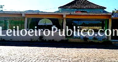 Comercial amplo com 3 quartos e área construída a regularizar