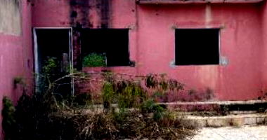 Casa residencial com 3 quartos e 2 banheiros, área construída de 61.87m², desocupada