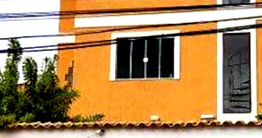 Casa padrão com 3 quartos, 3 banheiros, 1 vaga, área construída ampla