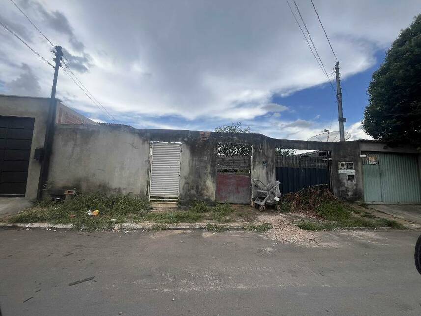 Casa Padrão Ocupada com 2 Vagas e Varanda em Goiânia