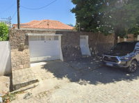 Casa residencial com 3 quartos, 2 banheiros e 1 vaga de garagem