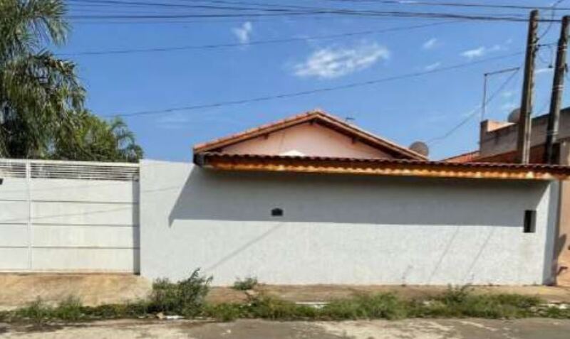 Casa com 2 dormitórios e amplo terreno em São Pedro/SP