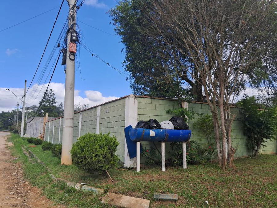 Casa ocupada com 313m² construída em terreno de 1214m²