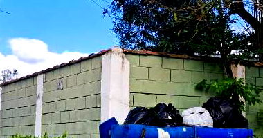Casa ocupada com 313m² construída em terreno de 1214m²