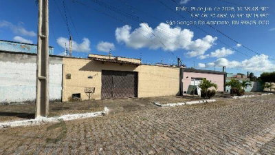 Casa com 2 Quartos e Varanda em Loteamento