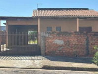 Casa com 54,53 m² construídos em terreno de 490 m², ocupada