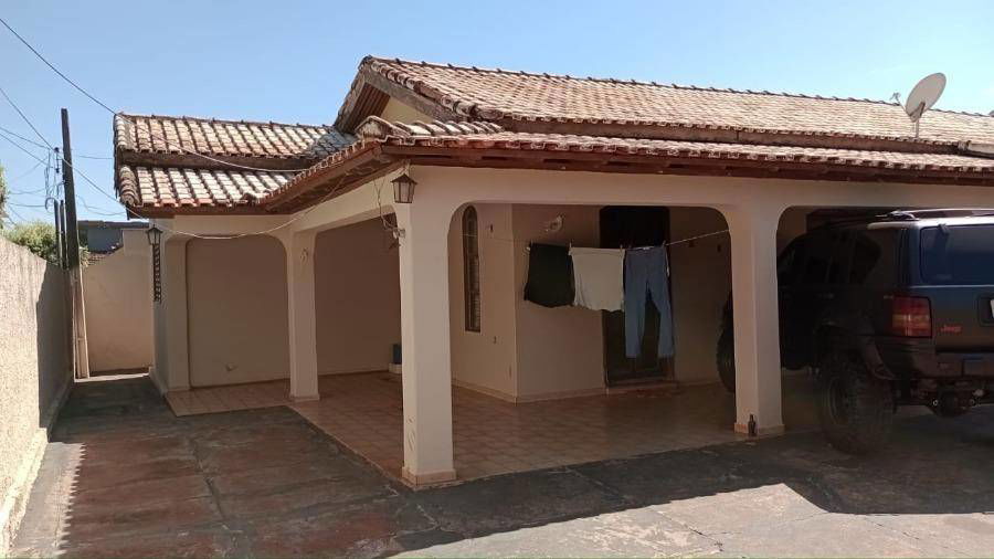 Casa com 3 quartos, 2 banheiros e 2 vagas, 226m² construída