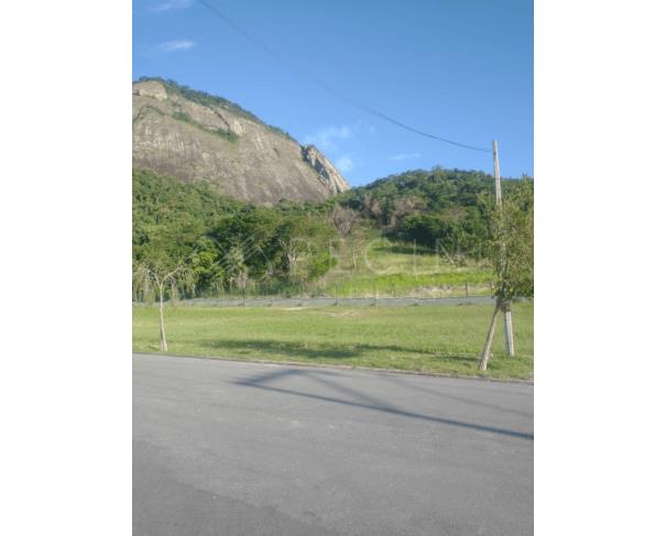 Terreno desocupado de 360m² com ótima localização e frente de 12m