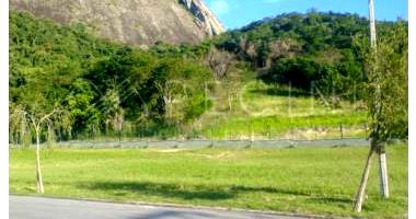 Terreno desocupado de 360m² com ótima localização e frente de 12m
