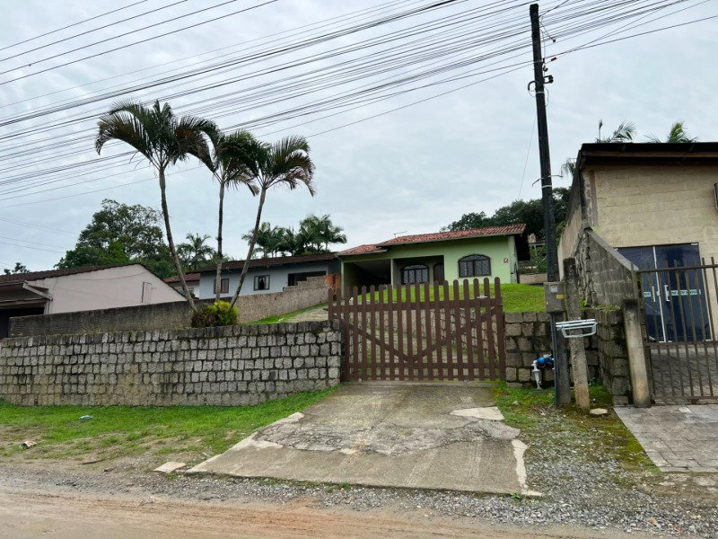 Casa com 80m² em Joinville/SC, 2 quartos, 1 banheiro, terreno de 575m²